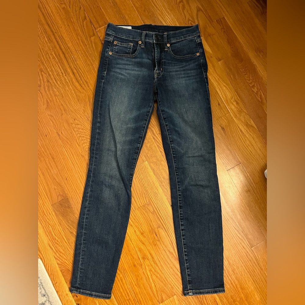 GAP Women’s Dark Blue Skinny Jeans - size 2